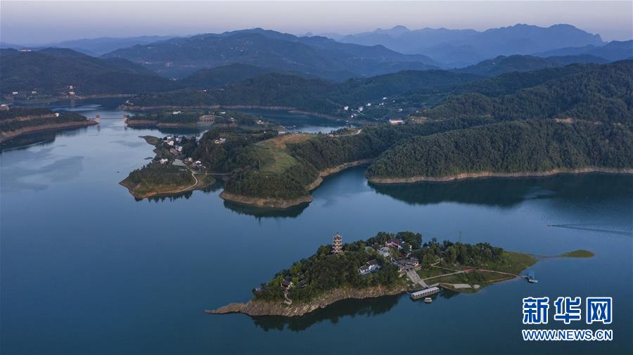 6月24日拍摄的瀛湖金螺岛（前）（无人机照片）。新华社记者 陶明 摄