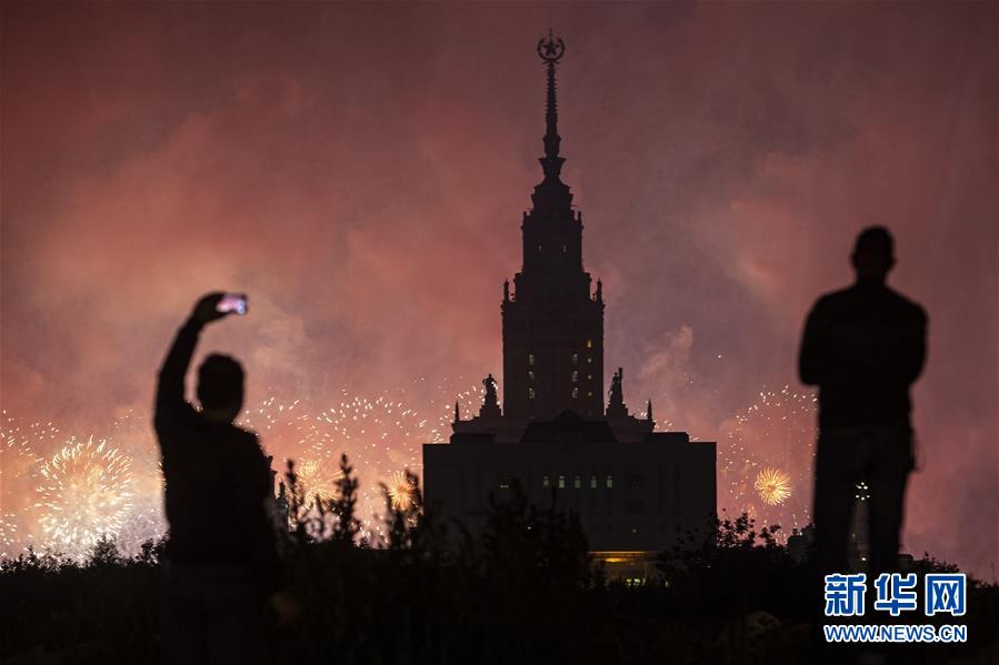 6月24日，焰火在俄罗斯莫斯科国立大学上空绽放。 俄罗斯24日在首都莫斯科隆重举行纪念卫国战争胜利75周年阅兵式。当晚，莫斯科燃放焰火，继续纪念活动。 新华社发（亚历山大摄）
