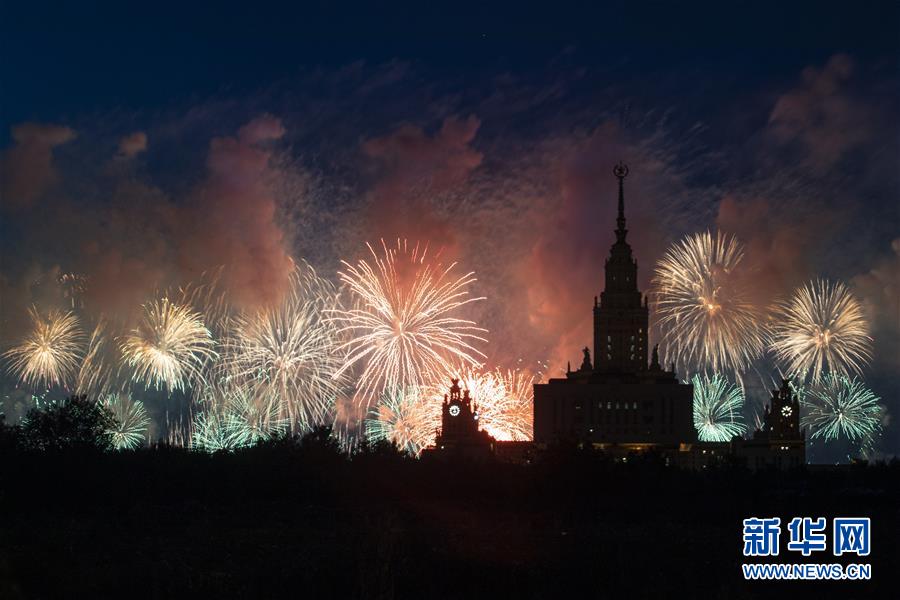 6月24日，焰火在俄罗斯莫斯科国立大学上空绽放。 俄罗斯24日在首都莫斯科隆重举行纪念卫国战争胜利75周年阅兵式。当晚，莫斯科燃放焰火，继续纪念活动。 新华社发（亚历山大摄）