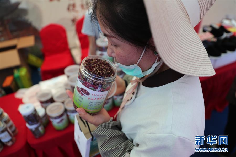 (社会)(1)甘肃兰州:扶贫农副产品进社区