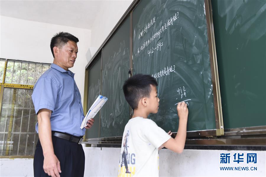 （图片故事）（2）一人一校三十载 点亮瑶寨孩童求学梦