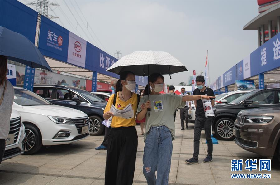 6月25日，市民在车展上参观。新华社记者 肖艺九 摄