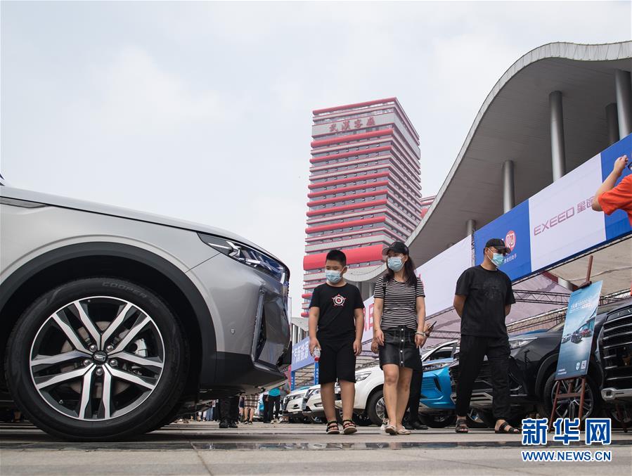 6月25日，市民在车展上参观。新华社记者 肖艺九 摄
