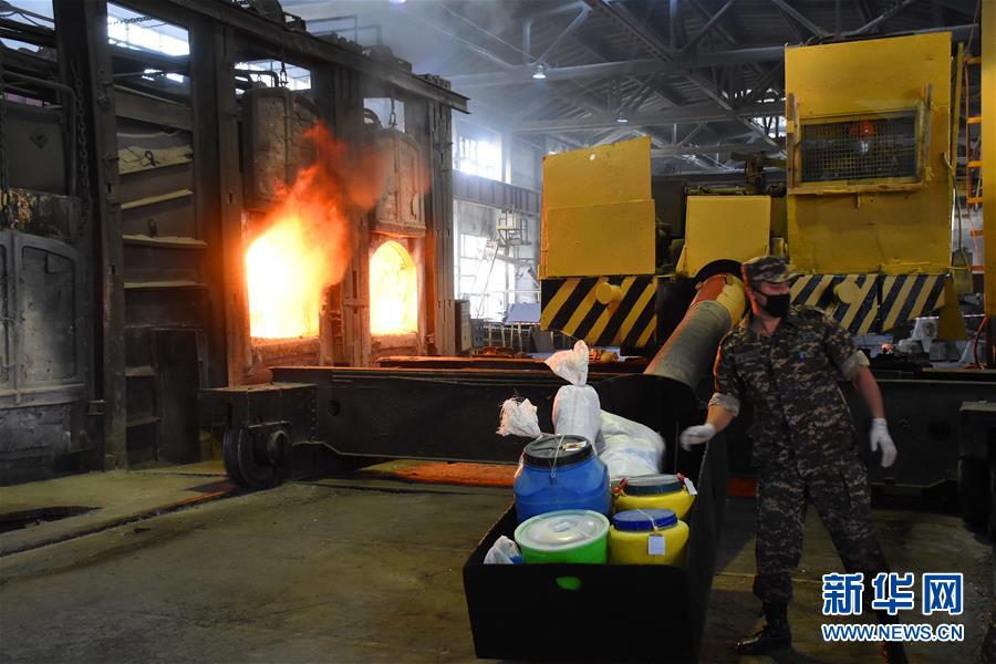 这是6月26日拍摄的乌兹别克斯坦执法机构在首都塔什干市郊一家工厂内集中销毁毒品的现场。 6月26日是国际禁毒日。 新华社发（扎法尔摄）