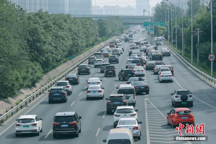 资料图:高速公路车流。<a target='_blank' href='http://www.chinanews.com/'>中新社</a>记者 贾天勇 摄 点击进入下一页