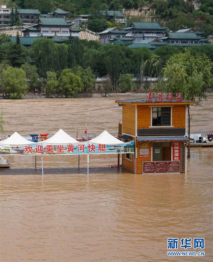 这是已暂时关闭的黄河兰州段索道码头（6月27日摄）。 受近期持续降水和上游龙羊峡水库、刘家峡水库调蓄影响，黄河兰州段水位上涨。兰州市已将沿河的公园、索道码头等部分设施以及羊皮筏子漂流、快艇等旅游项目暂时关闭。 新华社发（郎兵兵摄）