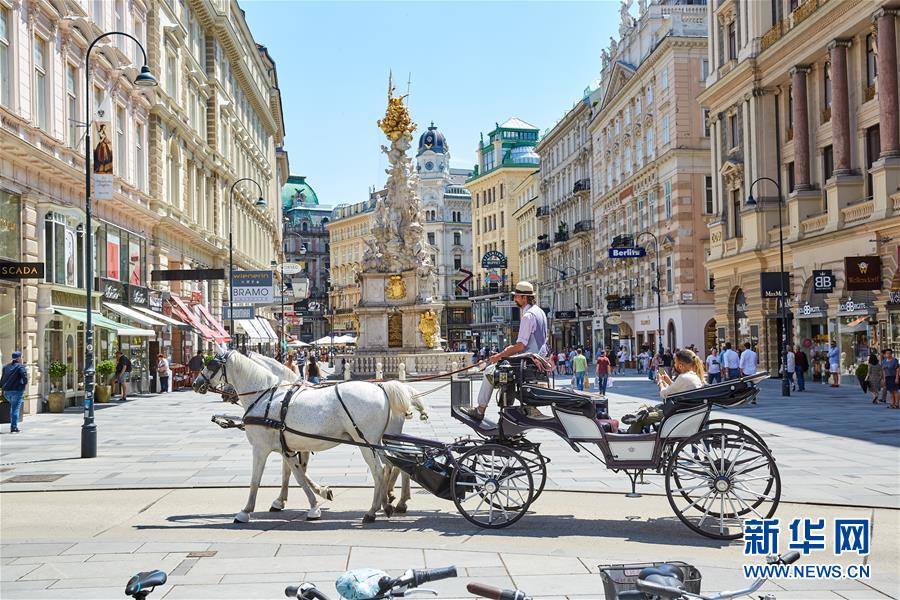 6月27日，在奥地利维也纳，游客乘坐马车游览内城区。 近日，随着欧盟国家间逐步开放边境，维也纳游客逐渐增多。 新华社发（乔治斯·施耐德 摄）