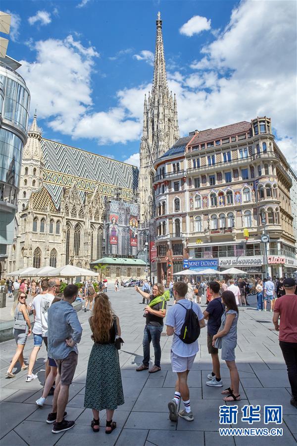 6月27日，游客在奥地利维也纳内城区游览。 近日，随着欧盟国家间逐步开放边境，维也纳游客逐渐增多。 新华社发（乔治斯·施耐德 摄）