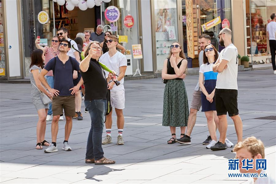 6月27日，游客在奥地利维也纳内城区游览。 近日，随着欧盟国家间逐步开放边境，维也纳游客逐渐增多。 新华社发（乔治斯·施耐德 摄）