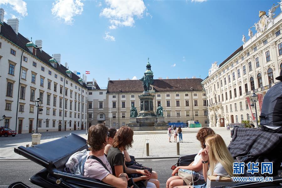 6月27日，在奥地利维也纳，游客乘坐马车游览内城区。 近日，随着欧盟国家间逐步开放边境，维也纳游客逐渐增多。 新华社发（乔治斯·施耐德 摄）