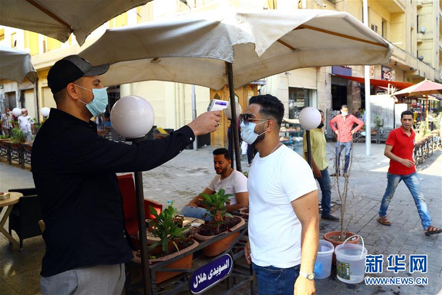 6月27日，在埃及首都开罗，一名男子进入咖啡馆前接受体温检测。 自27日起，埃及解除部分防控措施。全国范围的宵禁时间调整为每日零时至4时，允许餐厅、咖啡馆、电影院以25%的运营能力开放并营业至22时，允许商店营业至21时。 新华社发（艾哈迈德·戈马摄）