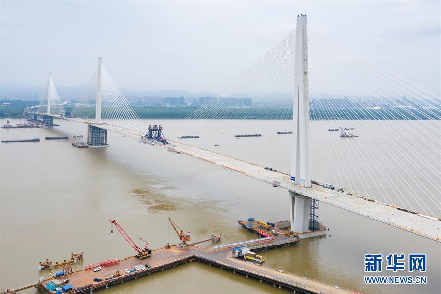 这是6月28日拍摄的南京长江第五大桥（无人机照片）。 当日，南京长江第五大桥顺利合龙。南京长江第五大桥是连接南京江南主城和江北新主城的重要纽带，兼具干线公路和城市快速路功能。 新华社发（苏阳 摄）