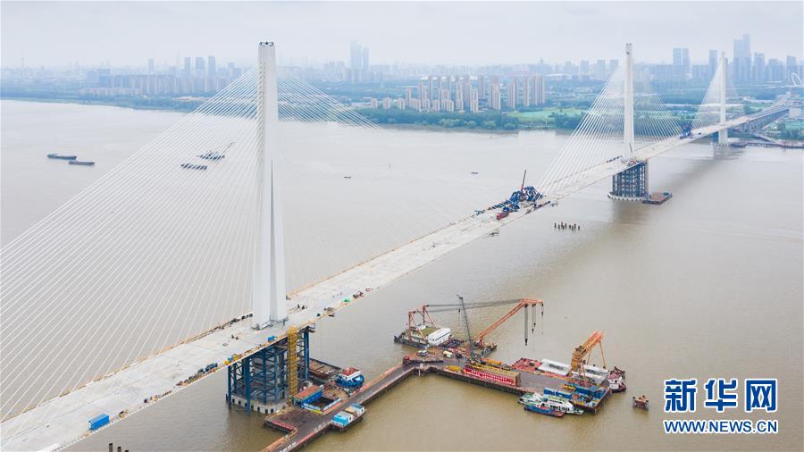这是6月28日拍摄的南京长江第五大桥（无人机照片）。 当日，南京长江第五大桥顺利合龙。南京长江第五大桥是连接南京江南主城和江北新主城的重要纽带，兼具干线公路和城市快速路功能。 新华社发（苏阳 摄）