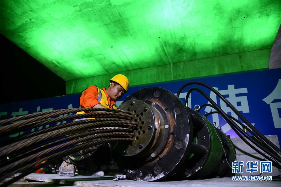 (经济)(3)新台高速跨兖石铁路转体桥成功转体