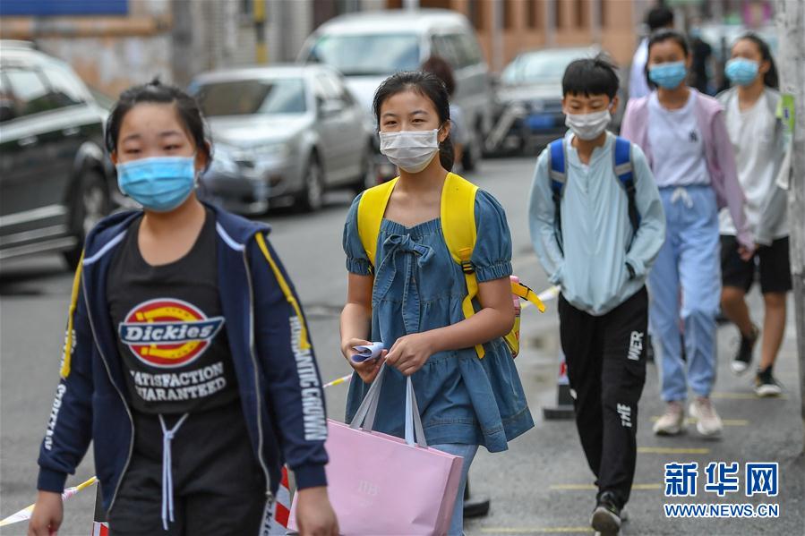 6月29日，在吉林市第一实验小学，学生陆续入校。 新华社记者 张楠 摄