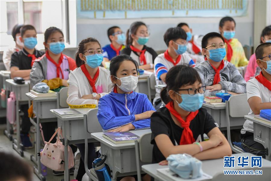 6月29日，在吉林市第一实验小学，五年级一班学生在听课。 新华社记者 张楠 摄