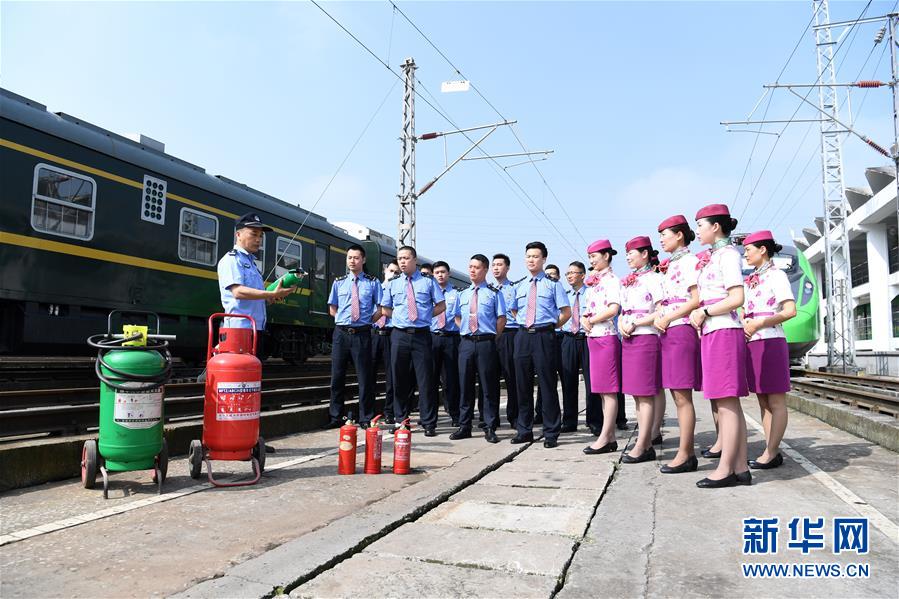 6月29日，重庆铁路公安处消防支队民警（左一）向铁路职工讲解消防器材使用方法。 暑运临近，重庆铁路公安处消防支队、重庆客运段动车三队、重庆车辆段重庆北运用车间在重庆北客整所联合开展消防应急演练活动，增强铁路职工消防安全意识，提高职工应对安全事故和突发事件应急处置能力。 新华社记者 唐奕 摄