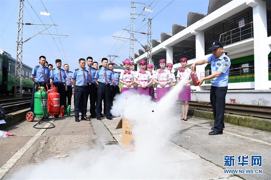 6月29日，重庆铁路公安处消防支队民警（右一）示范使用灭火器灭火。 暑运临近，重庆铁路公安处消防支队、重庆客运段动车三队、重庆车辆段重庆北运用车间在重庆北客整所联合开展消防应急演练活动，增强铁路职工消防安全意识，提高职工应对安全事故和突发事件应急处置能力。 新华社记者 唐奕 摄