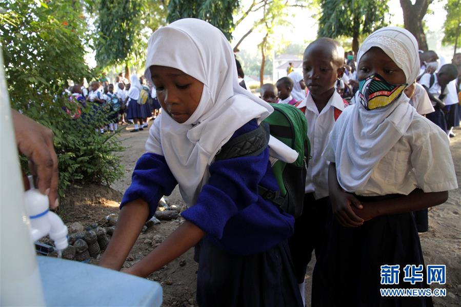 6月29日，学生们在坦桑尼亚达累斯萨拉姆一所小学上课前洗手。 新华社发