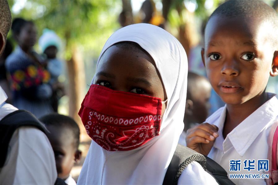 这是6月29日在坦桑尼亚达累斯萨拉姆一所小学拍摄的复课的学生。新华社发