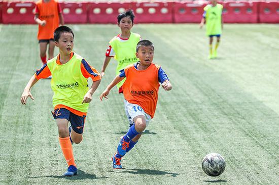 29日，来自全国各地的小球员在恒大足球学校参加为期3天的招生复试。