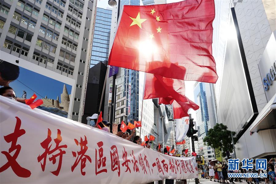 6月30日，香港市民在铜锣湾街头支持实施香港国安法。 新华社记者 王申 摄