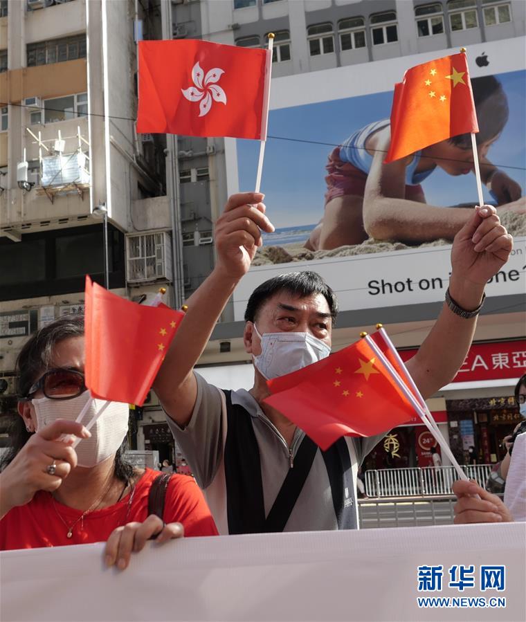 6月30日，香港市民在铜锣湾街头支持实施香港国安法。 新华社记者 王申 摄