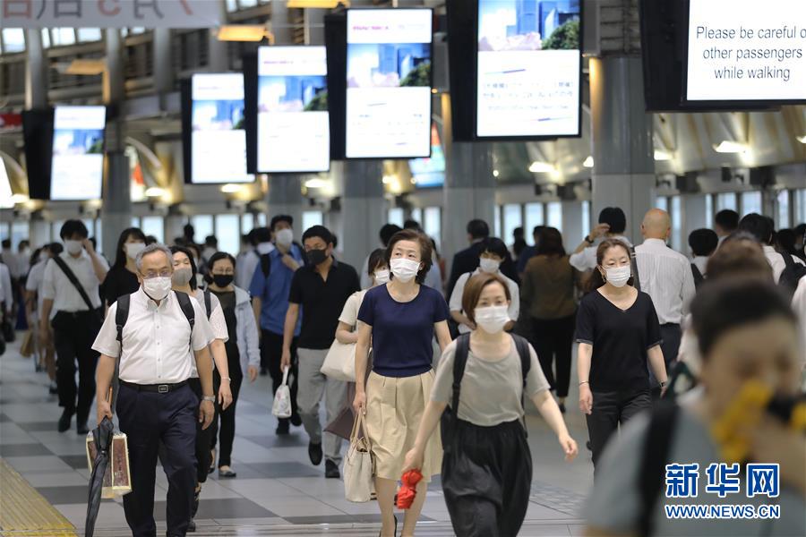 这是6月30日在日本东京品川车站内拍摄的下班时间的通勤人群。日本总务省30日公布的劳动力调查结果显示，经季节调整后，日本5月完全失业率比上月增加0.3个百分点至2.9%，连续3个月上升。 新华社记者 杜潇逸 摄