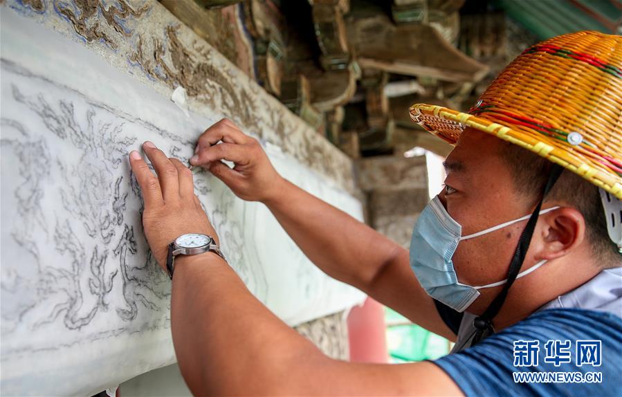 6月30日，工作人员在沈阳故宫进行古建筑油饰彩画保护修复工作。 近日，沈阳故宫开始进行古建筑油饰彩画保护修复二期工程，预计2021年9月下旬竣工。 新华社记者 龙雷 摄