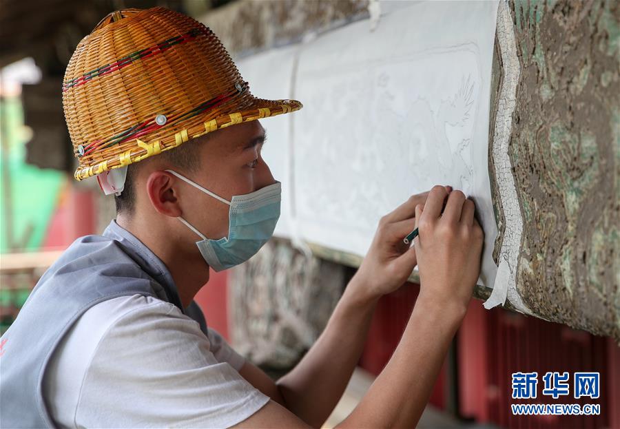 6月30日，工作人员在沈阳故宫进行古建筑油饰彩画保护修复工作。 近日，沈阳故宫开始进行古建筑油饰彩画保护修复二期工程，预计2021年9月下旬竣工。 新华社记者 龙雷 摄