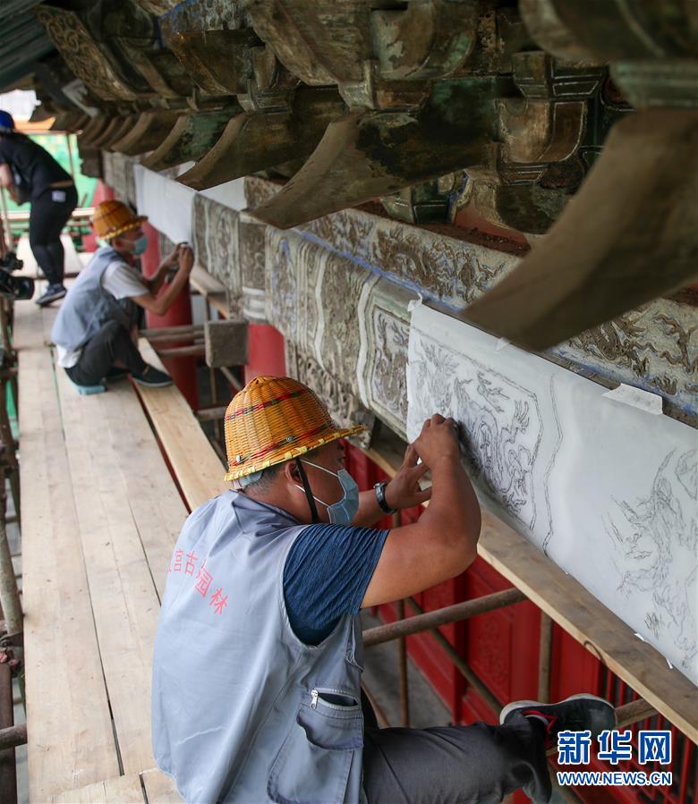 6月30日，工作人员在沈阳故宫进行古建筑油饰彩画保护修复工作。 近日，沈阳故宫开始进行古建筑油饰彩画保护修复二期工程，预计2021年9月下旬竣工。 新华社记者 龙雷 摄