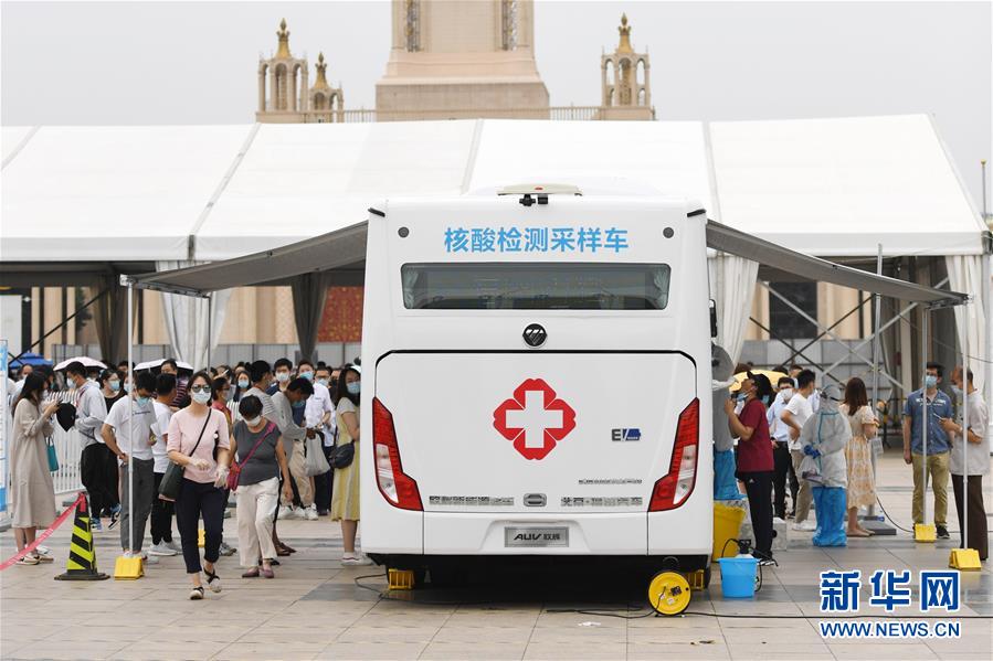 (聚焦疫情防控·图文互动)(1)北京市首次投放移动核酸采样车