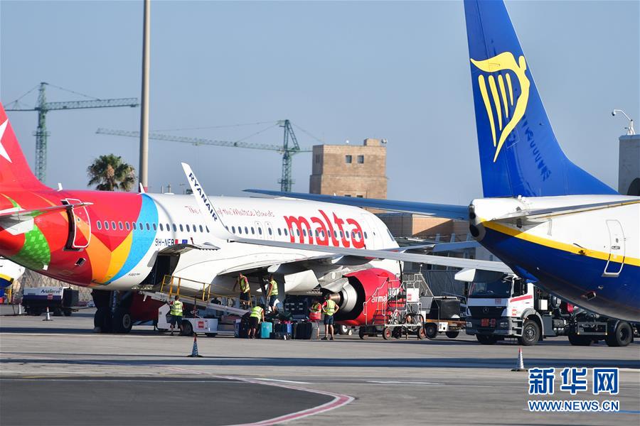 7月1日，工作人员在马耳他国际机场工作。 马耳他国际机场于7月1日重新开放。 新华社发（乔纳森·博尔格摄）