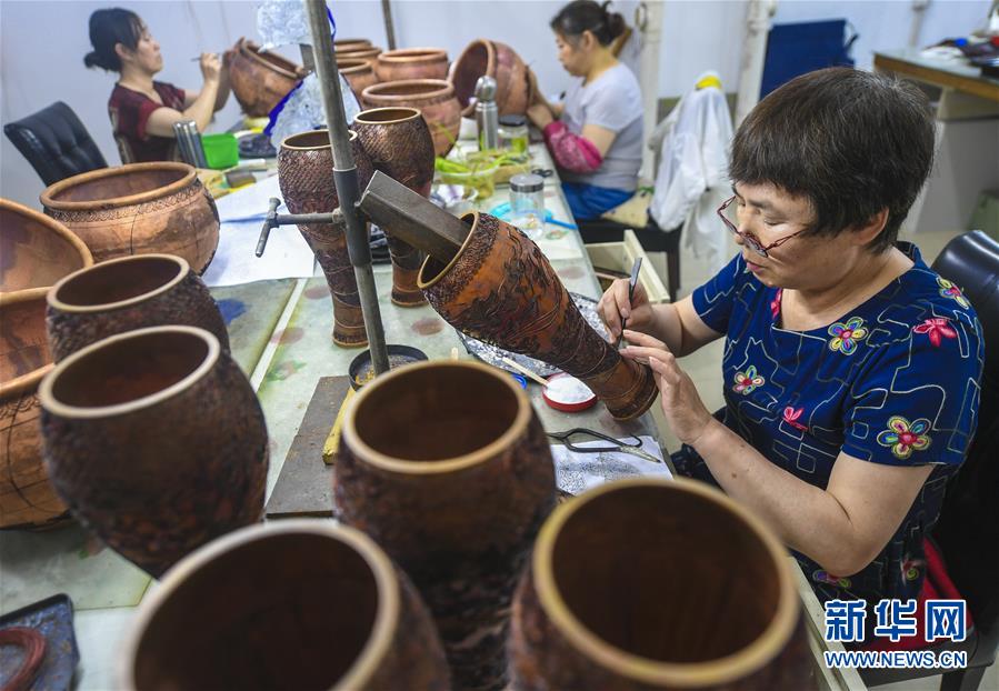 7月1日，河北省香河县景泰蓝制品厂的工作人员在对景泰蓝工艺品进行掐丝。 近来，河北省香河县景泰蓝企业全面复工复产，并积极通过互联网线上洽谈海外订单，工人加紧生产，供应市场。 新华社记者 李晓果 摄