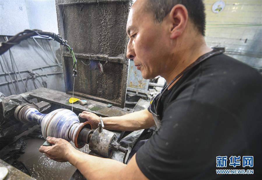 7月1日，河北省香河县景泰蓝制品厂的工作人员在对景泰蓝工艺品进行掐丝。 近来，河北省香河县景泰蓝企业全面复工复产，并积极通过互联网线上洽谈海外订单，工人加紧生产，供应市场。 新华社记者 李晓果 摄