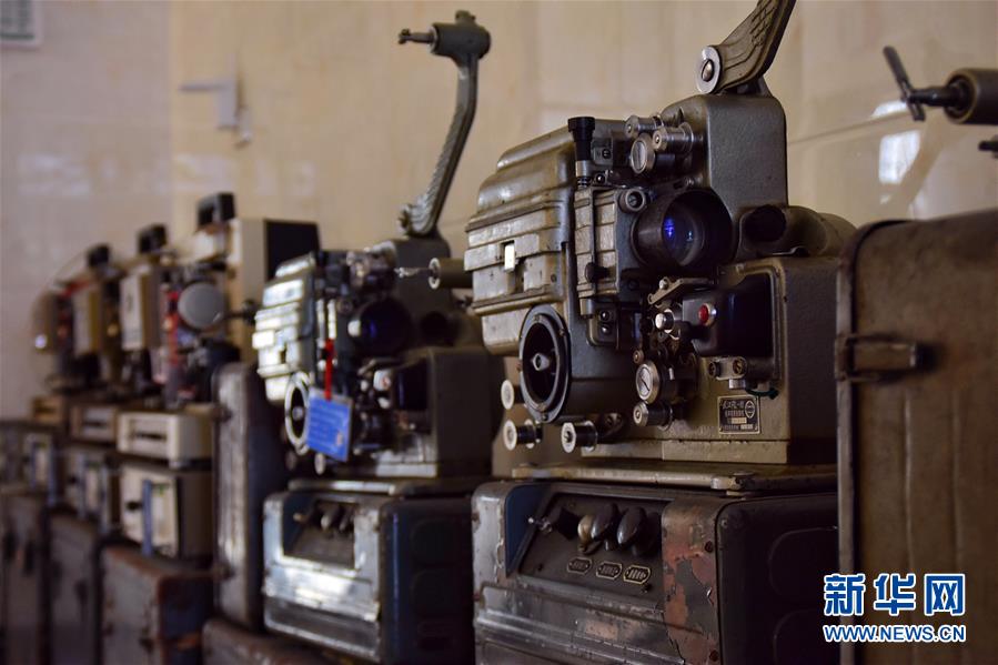 6月30日，朱生荣和儿子朱强创办的“马鸣电影馆”内存放着第一代国产放映机“老五四型”放映机。新华社记者 郑梦雨 摄