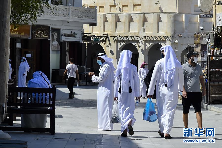 7月1日，戴着口罩的顾客在卡塔尔多哈的瓦吉夫老市场购物。 卡塔尔7月1日起进入解除部分防控措施第二阶段，允许部分商场、自由市场、餐馆恢复营业，要求入内者必须佩戴口罩、出示健康码和检测体温。卡塔尔卫生部同日宣布，该国当日报告新增确诊病例915例，累计确诊97003例。卡卫生部指出，随着第二阶段解除部分防疫限制措施的深入，卡塔尔防疫面临的压力将会增大，强化防疫工作越发重要，任何疏于防疫的行为都有可能导致疫情反弹。 新华社发（尼库摄）