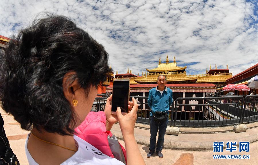 7月2日，游客在大昭寺金顶前留影。当日起，在暂停对外开放五个多月后，西藏大昭寺恢复对外开放。 新华社记者 晋美多吉 摄