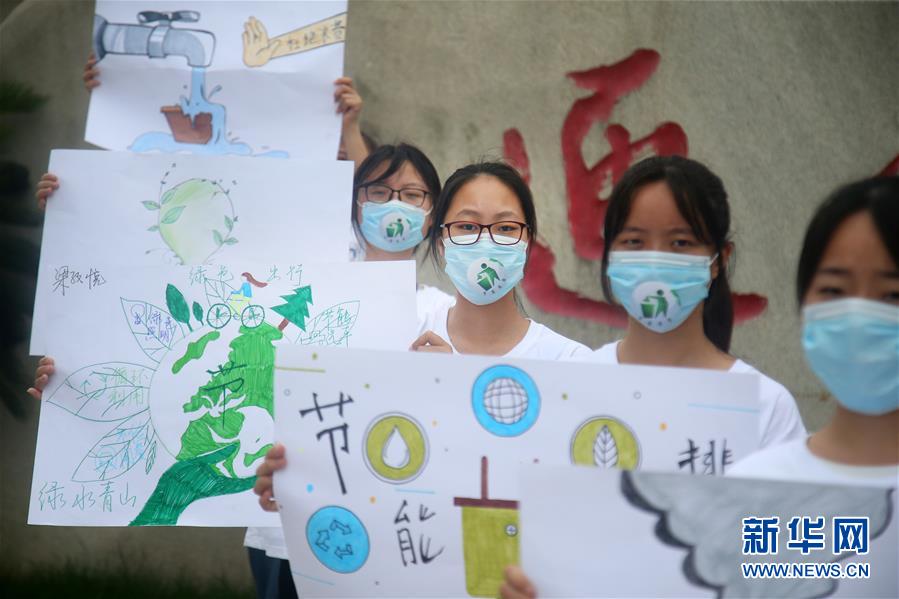 7月2日，江苏南通科技职业学院的学生展示手绘的节能主题宣传画。 当日是第8个全国低碳日，主题是“绿色低碳、全面小康”。各地开展形式多样的主题活动，倡导低碳环保的绿色生活方式。 新华社发（徐培钦摄）