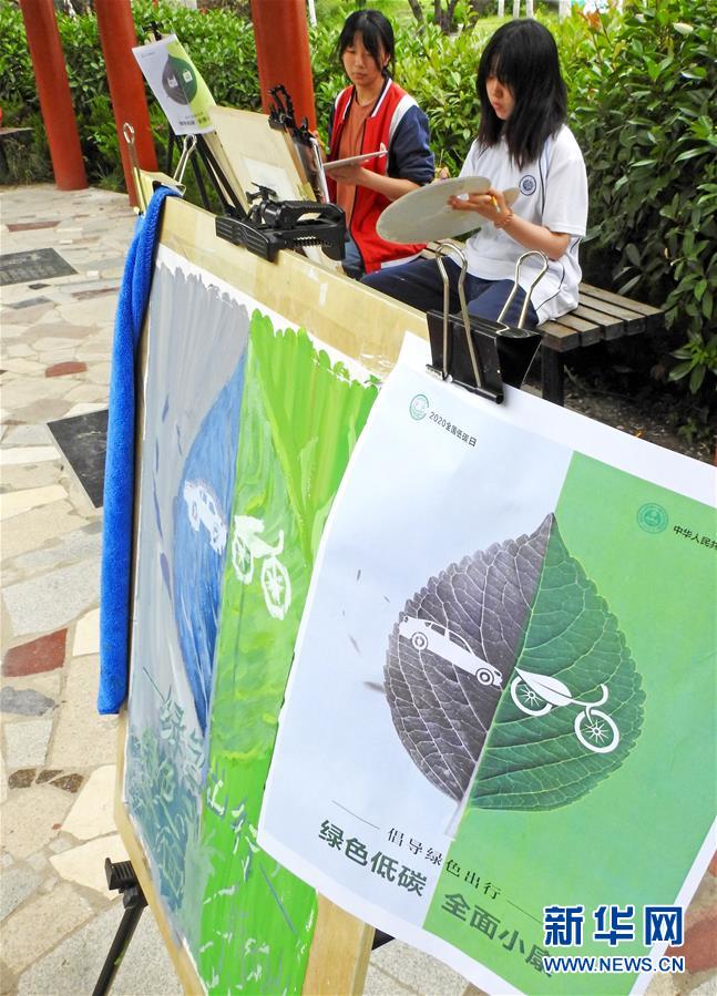 7月2日，在江苏连云港市锦屏高级中学，学生在主题班会上临摹全国低碳日海报。 当日是第8个全国低碳日，今年的主题是“绿色低碳、全面小康”。各地开展形式多样的活动，倡导低碳环保的绿色生活方式。 新华社发（耿玉和摄）