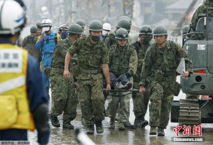 当地时间2020年7月5日,日本熊本县发生罕见暴雨天气,造成河川泛滥和地质灾害,约有30处地方对外交通中断,形同“陆上孤岛”,日本自卫队成员参与救援工作。 点击进入下一页