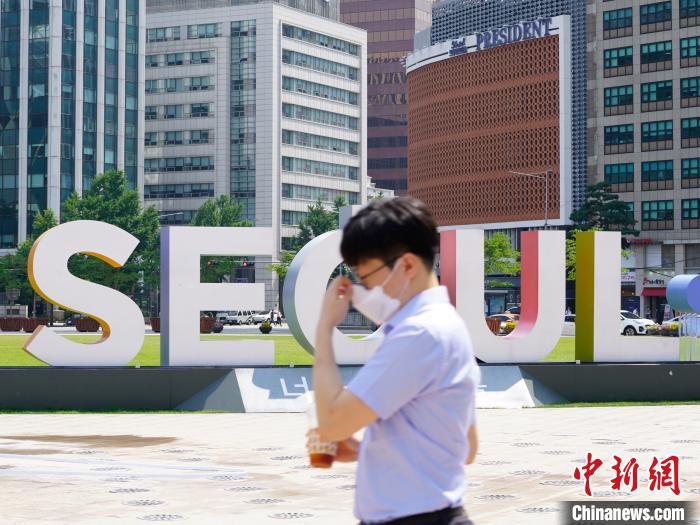 韩国近日疫情反复,官方警告“不明感染途径增多”。图为一位韩国市民走过首尔广场。 曾鼐 摄 韩国近日疫情反复,官方警告“不明感染途径增多”。图为一位韩国市民走过首尔广场。 曾鼐 摄