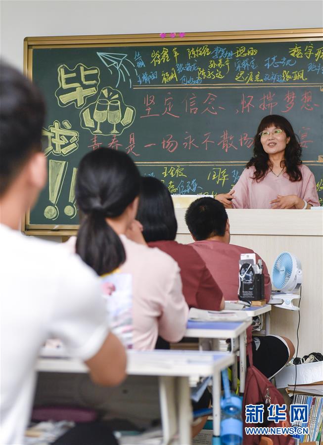 7月6日，吉林省孤儿学校高三年级班主任吴东辉（后）为学生进行考前辅导。 新华社记者 许畅 摄