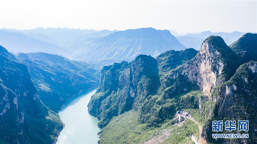 7月6日拍摄的六枝特区牂牁江风景区风光（无人机照片）。 夏日时节，贵州省六盘水市六枝特区牂牁江风景区草木苍翠，江水碧蓝，美景如画。 新华社记者 陶亮 摄