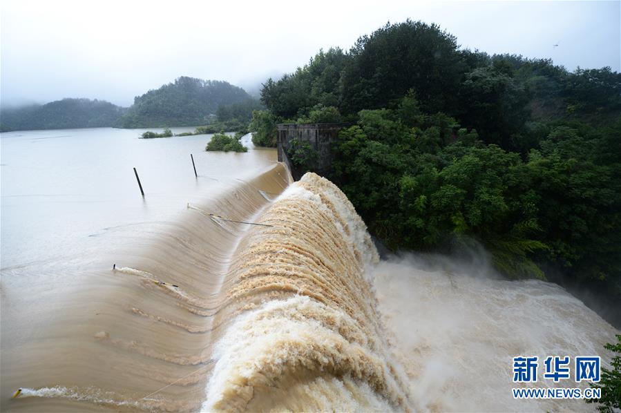 这是7月6日拍摄的澧县太青水库溢洪道。 近日，湖南省常德市澧县出现强降雨天气，造成部分地区农田被淹。 新华社发（陈振海 摄）