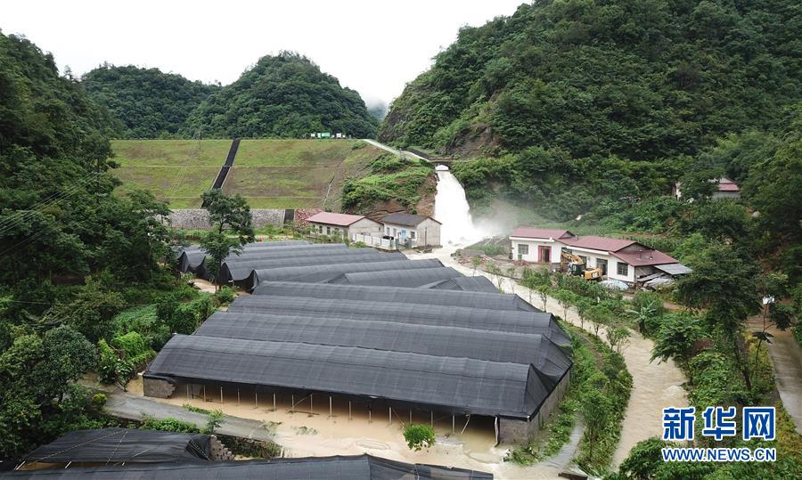 7月6日，在澧县甘溪滩镇，一处养殖场遭受洪水侵袭（无人机照片）。 近日，湖南省常德市澧县出现强降雨天气，造成部分地区农田被淹。 新华社发（陈振海 摄）