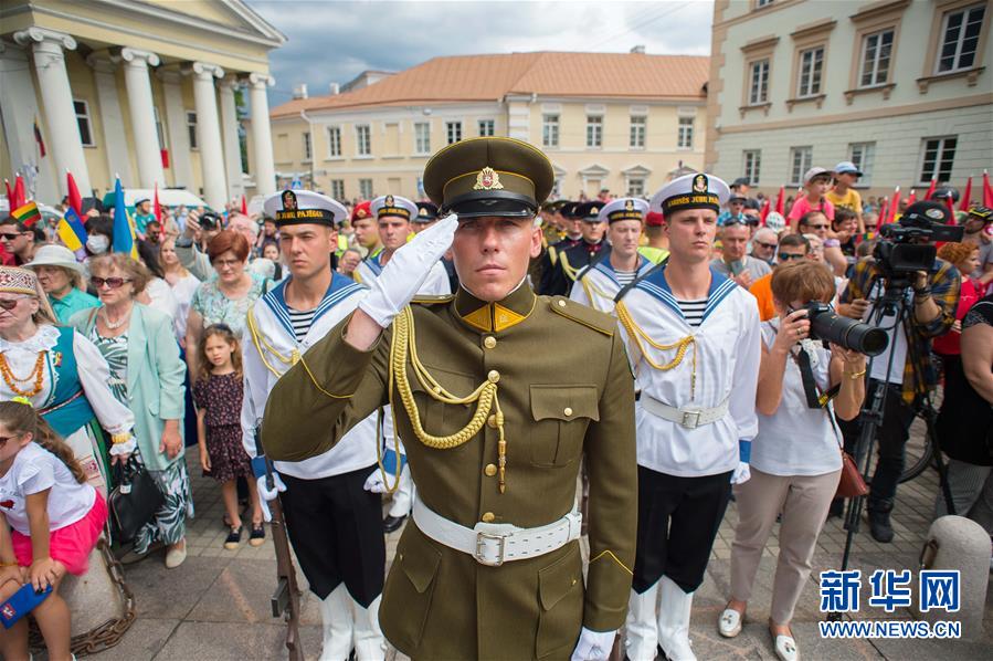 7月6日，在立陶宛维尔纽斯，仪仗队参加“建国日”纪念活动。 当天，立陶宛举行活动庆祝“建国日”。 新华社发（阿尔弗雷达斯·普里亚迪斯 摄）