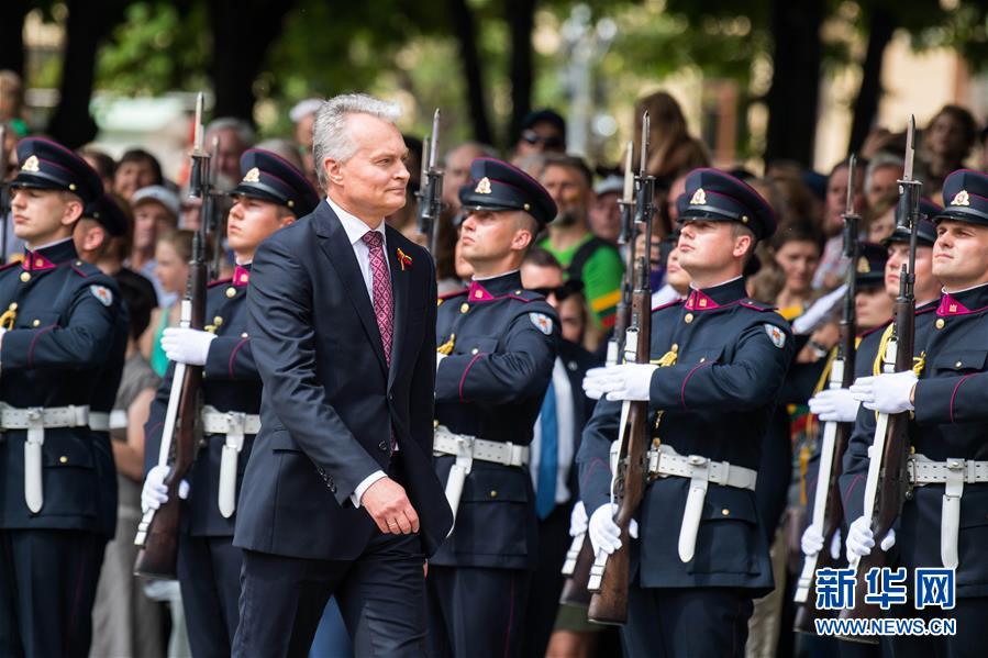 7月6日，在立陶宛维尔纽斯，立陶宛总统吉塔纳斯·瑙塞达检阅仪仗队。 当天，立陶宛举行活动庆祝“建国日”。 新华社发（阿尔弗雷达斯·普里亚迪斯 摄）