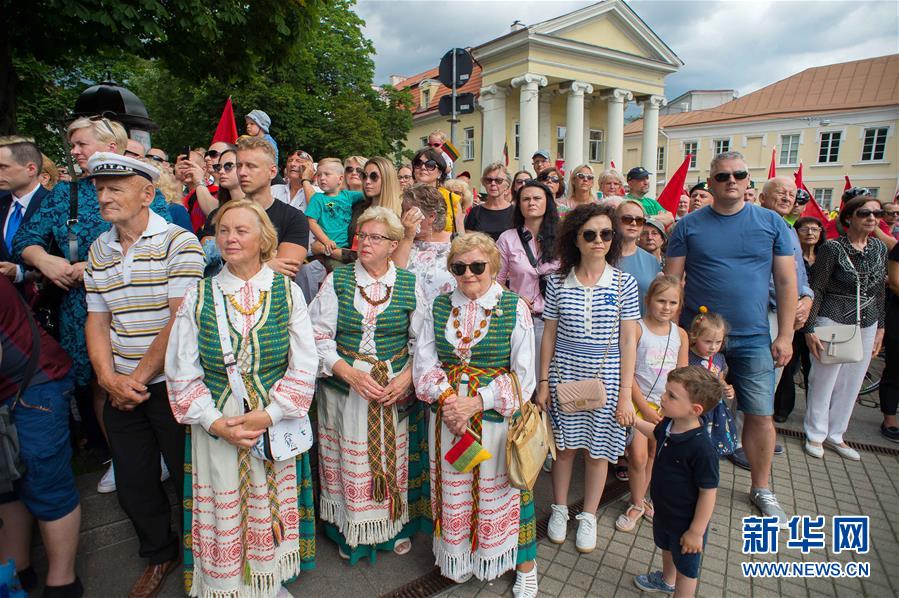 7月6日，在立陶宛维尔纽斯，人们参加“建国日”纪念活动。 当天，立陶宛举行活动庆祝“建国日”。 新华社发（阿尔弗雷达斯·普里亚迪斯 摄）