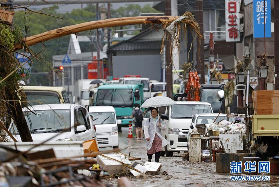 这是7月7日拍摄的日本熊本县人吉市受灾的街道。 受停滞的梅雨锋面影响，日本九州地区北部7日继续遭遇强降雨天气。迄今，九州因暴雨引发的洪水泛滥、山体滑坡造成的死亡人数升至55人，另有13人失踪。 新华社/共同社